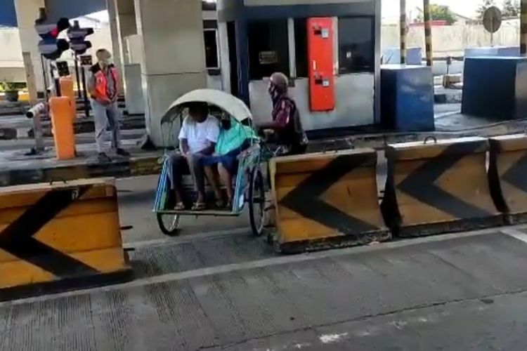 Tangkapan layar video yang menampilkan pengendara becak membawa dua penumpangnya melintasi jalan tol Surabaya-Gresik viral di media sosial.