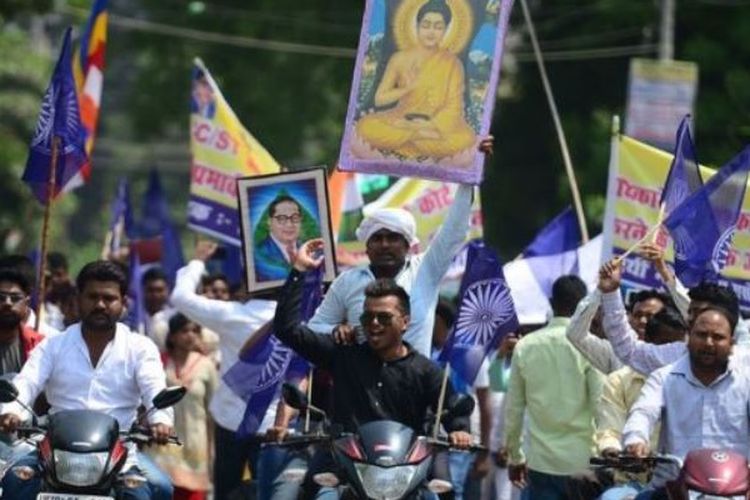 Warga dari kasta Dalit, kasta terendah di India, melakukan protes setelah Mahkamah Agung India menerbitkan peraturan yang dianggap memberi angin bagi diskriminasi terhadap mereka.