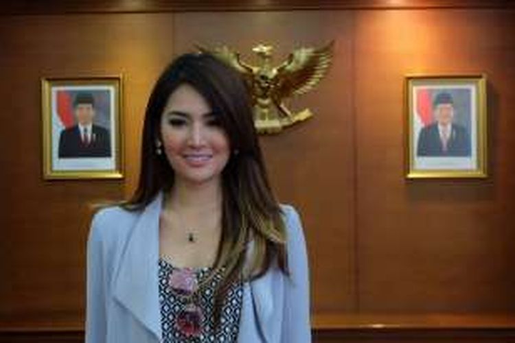 Maria Selena hadir saat peluncuran aplikasi streaming PON 2016 di Gedung Sate, Bandung, Senin (29/8/2016). 