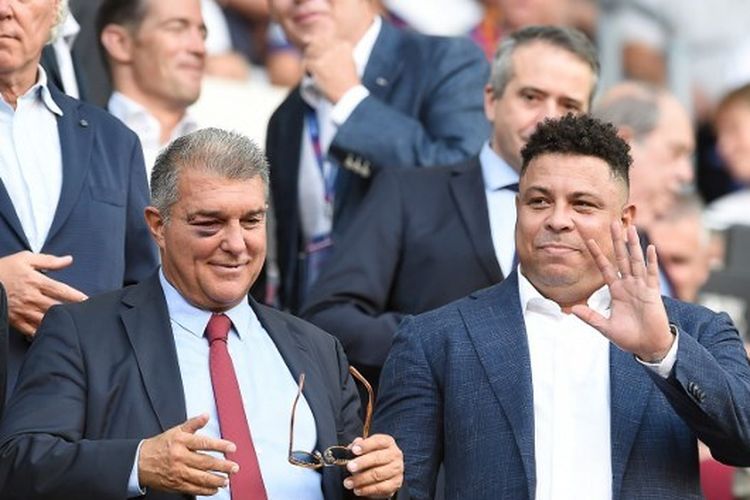 Presiden Barcelona Joan Laporta (kiri) bersama Presiden Real Valladolid Ronaldo Nazario (kanan) menghadiri laga Barcelona vs Real Valladolid dalam lanjutan Liga Spanyol musim 2022-2023 di Stadion Camp Nou, Senin (29/8/2022) dini hari WIB. Ketika datang ke stadion, Joan Laporta mencuri perhatian karena matanya yang lebam.