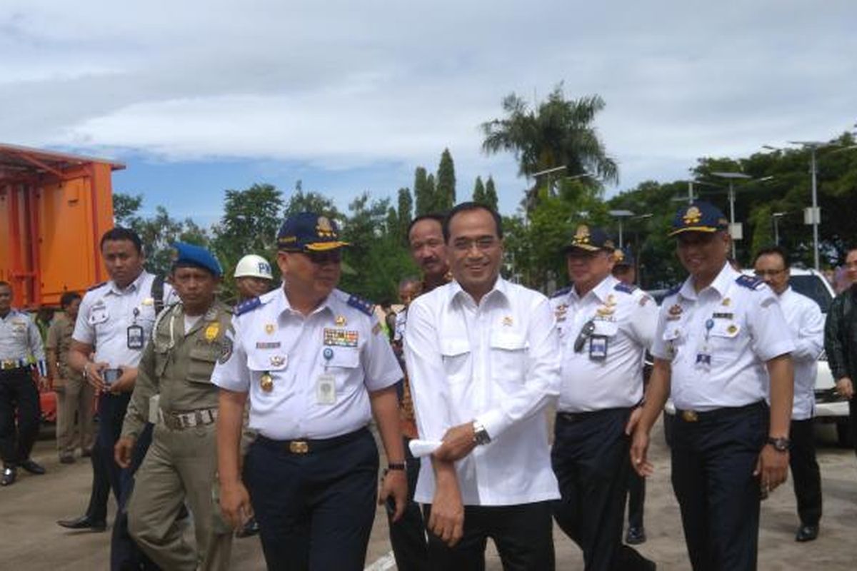 Menhub Budi Karya Sumadi bersama Direktur Jenderal Perhubungan Darat, Pudji Hartanto di Terminal Seloaji, Ponorogo, Jawa Timur, Jumat (3/2/2017).