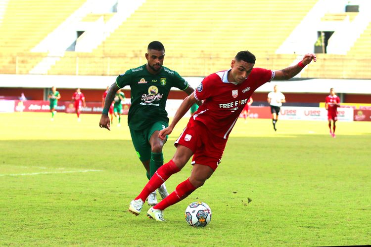 Aksi Jaimerson Xavier saat membela Persis Solo dalam pertandingan kontra Persebaya pada pekan ke-16 Liga 1, kasta tertinggi Liga Indonesia 2022-23. Laga Persebaya vs Persis bergulir di Stadion Maguwoharjo pada Rabu (21/12/2022).