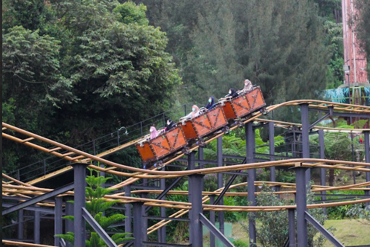 Salah satu wahana di Mikie Funland, theme park terbesar di Sumatera Utara yang berlokasi di Berastagi, Kabupaten Karo.

