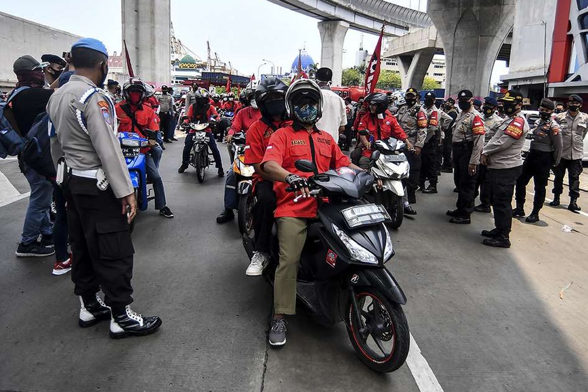 Sejumlah buruh yang tergabung dalam Konfederasi Persatuan Buruh Indonesia disingkat KP-KPBI melakukan aksi tolak UU Omnibus Law Cipta Kerja di kawasan Tanjung Priok, Jakarta, Selasa (6/10/2020). Buruh dari berbagai aliansi dan konfederasi berencana melakukan mogok nasional pada 6-8 Oktober 2020 untuk menolak Undang-undang (UU) Omnibus Law Cipta Kerja yang telah disahkan oleh DPR pada Senin (5/10/2020).