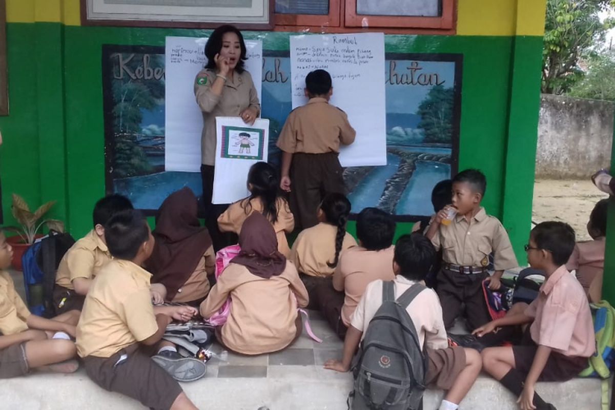 Fasilitator baru yang baru selesai mendapatkan pelatihan, mengimplementasikan materi pembelajaran berbasis literasi di sekolah masing-masing. 