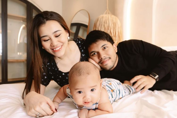 Baby Arash, putra Aaliyah Massaid dan Thariq Halilintar, kini berusia 3 bulan. Inilah potret kebersamaan mereka yang hangat dan menuai banyak pujian.