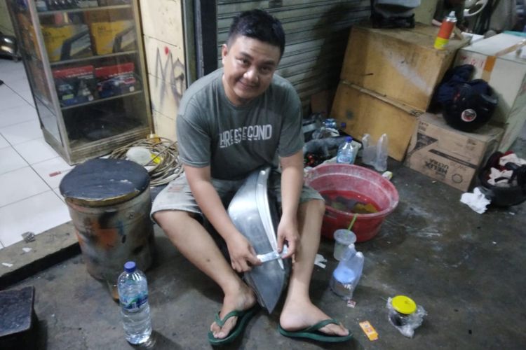 Rizal Sidiq alias Diqdiq dari MG Garage, toko penjual lampu-lampu mobil copotan di sentra otomotif Blok M, Jakarta, mengatakan, jika ada retak rambut maka permukaannya tak cukup diamplas tapi harus dikerok.