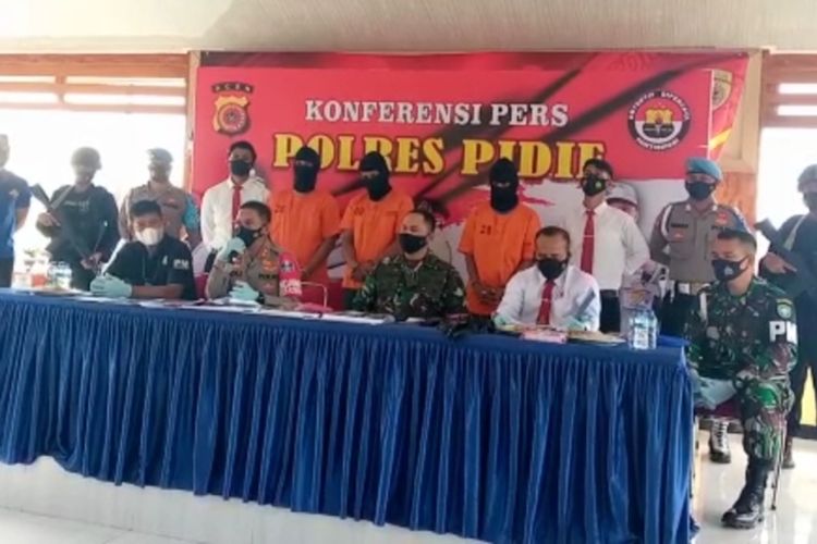 Polres Pidie menggelar konferensi pers pengungkapan kasus penembakan terhadap Dantim Bais yang tewas di Pidie, Senin (1/11/2021).