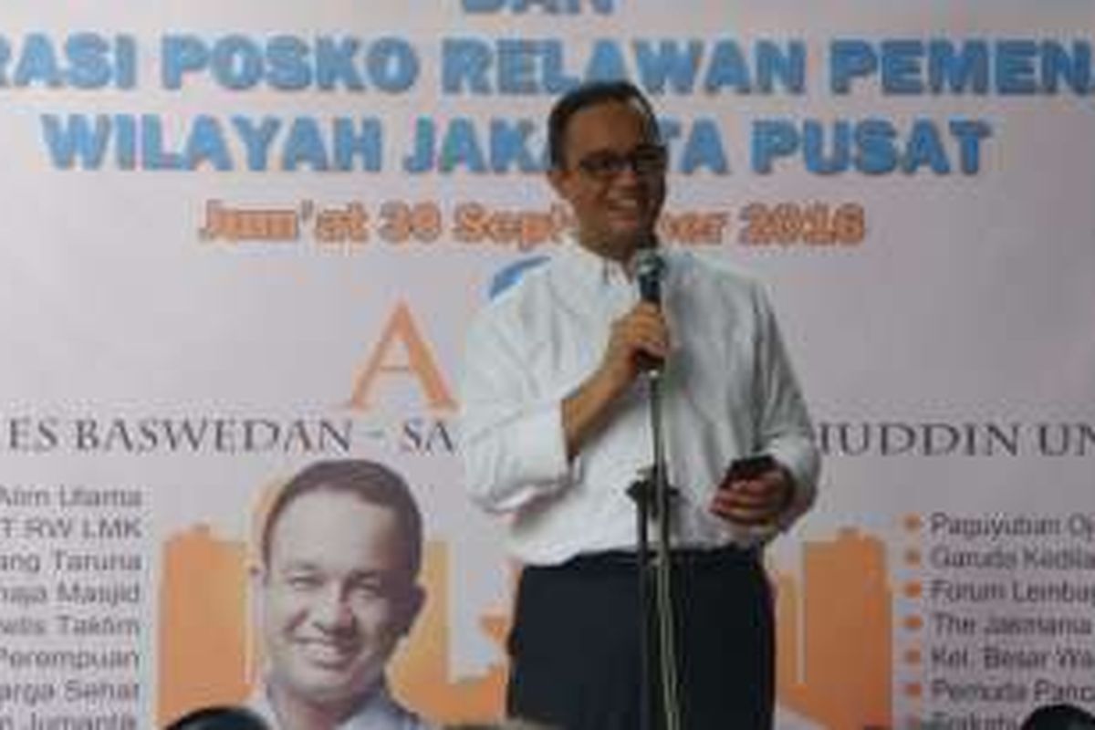 Bakal calon gubernur DKI Jakarta Anies Baswedan saat berada di salah satu posko pemenangannya di Johar Baru, Jakarta Pusat, Jumat (30/9/2016).