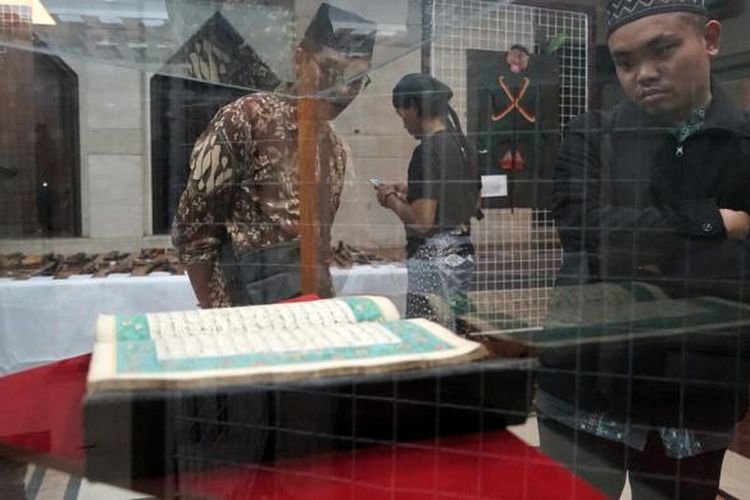 Dua orang warga Nahdlatul Ulama sedang melihat salah satu koleksi manuskrip Jawa kuno yang dipamerkan saat peringatan harlah NU ke 91 pada 30-31 Januari 2017.