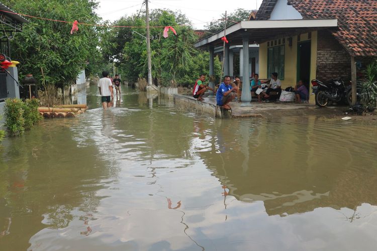 Kondisi banjir di Dukuh Kalipuro, Dusun Kedunggabus, Desa Bandar Kedungmulyo, Kabupaten Jombang, Jawa Timur, Kamis (11/2/2021).