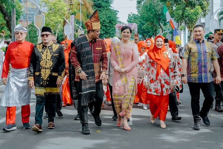 Walkot Medan Bobby Nasution dan Ketua TP PKK Kota Medan Kahiyang Ayu mengikuti pawai Medan Colorful Carnival, Sabtu (8/7/2023).