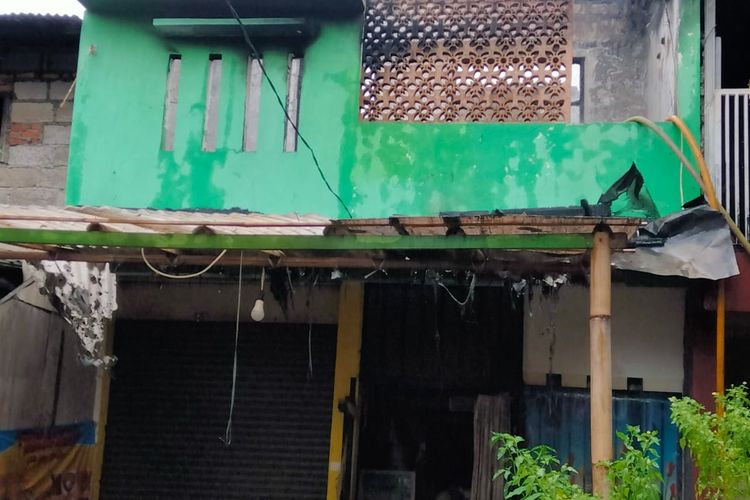 Rumah dua lantai yang mengalami musibah kebakaran pada Rabu (19/10/2022) pagi di Jalan Kopi Liberika VI Blok T3 nomor 15, RT 15 RW 7, Pondok Kopi, Duren Sawit, Jakarta Timur. Diduga penyebab kebakaran itu akibat korsleting listrik dari kabel TV.