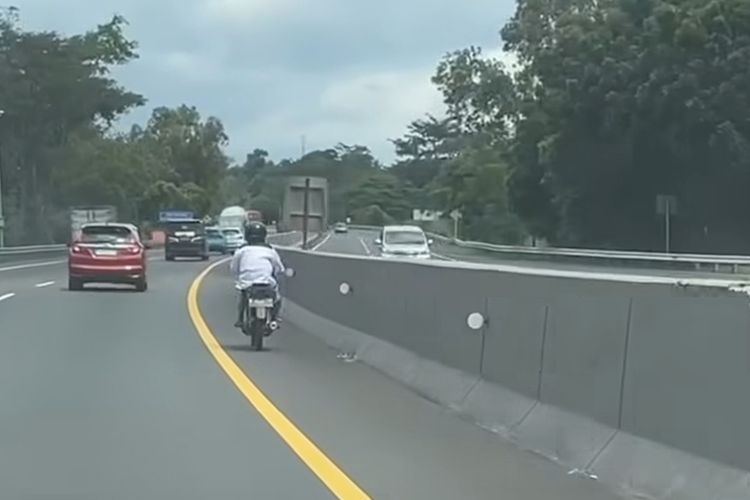 Sebuah kejadian tak biasa terekam kamera pengendara di ruas Tol Semarang-Solo, Jawa Tengah, Rabu (30/7/2025). 