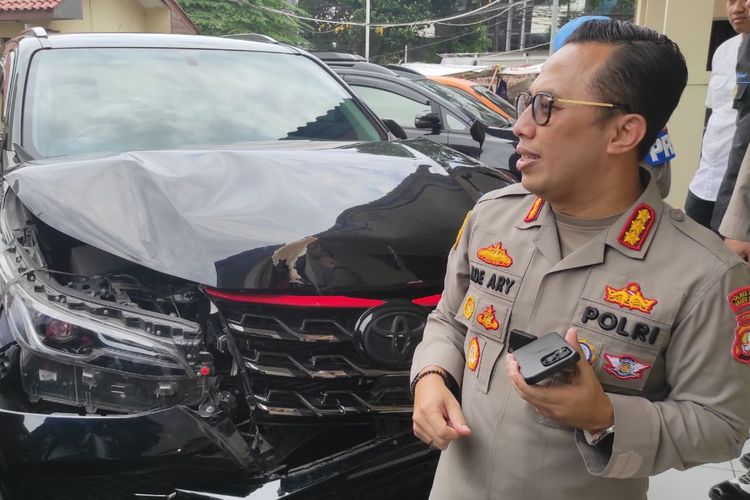 Kapolres Metro Jakarta Selatan Kombes (Pol) Ade Ary Syam saat menunjukkan barang bukti mobil Fortuner yang terparkir di halaman belakang Polres Metro Jakarta Selatan, Senin (13/2/2023) 