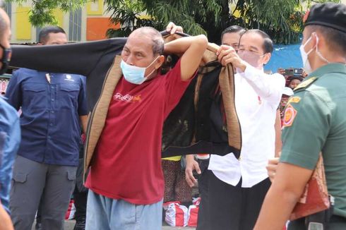 Detik-detik Jokowi Berikan Jaket Seharga Rp 350.000 kepada Seorang Pria di Blora