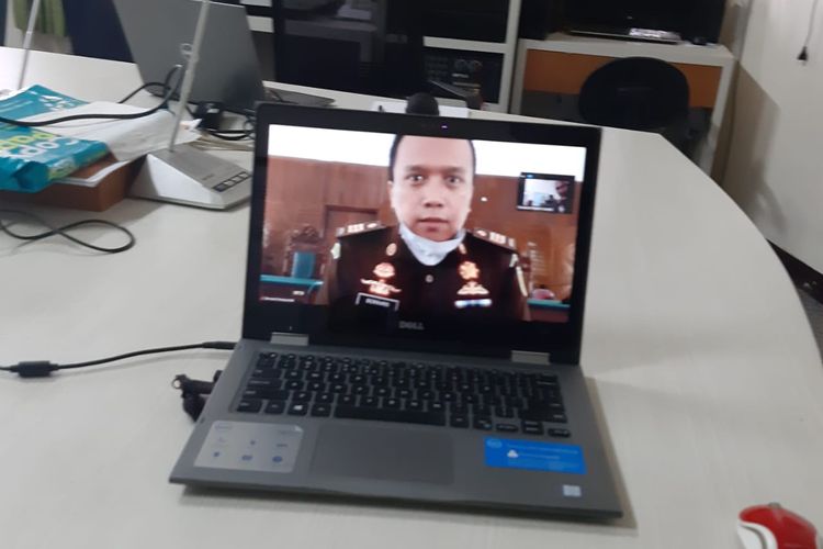 Sidang kasus illegal logging, dengan terdakwa Mansur bin Delewa (50) asal Sulawesi Selatan, digelar melalui video conference, Senin (30/3).