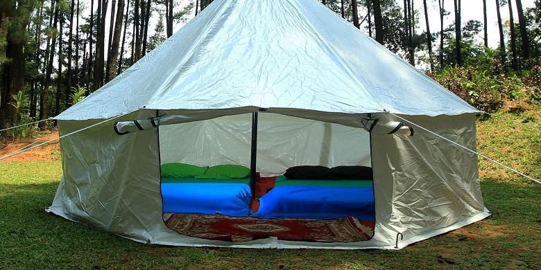 Tenda dan fasilitas Glamourous Camping alias Glamping di Taman Wisata Alam Gunung Pancar, Bogor. 