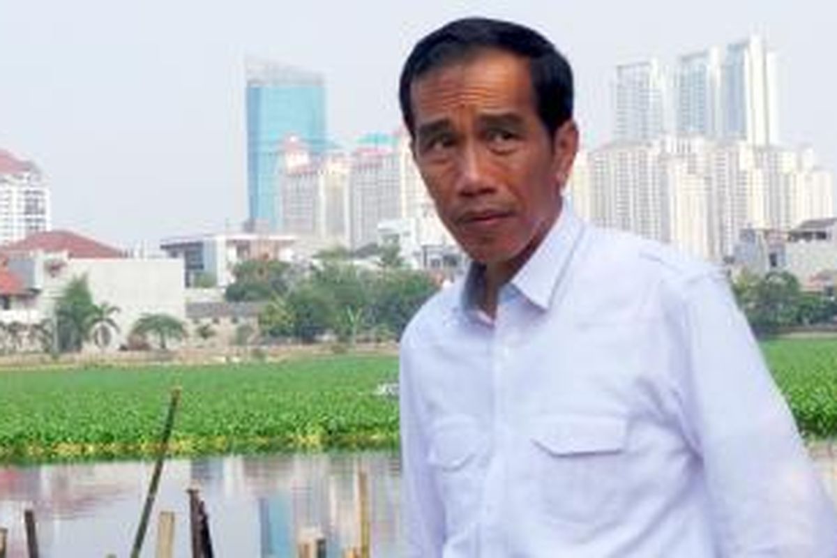 Gubernur DKI Jakarta Joko Widodo meninjau Waduk Tomang Barat, Grogol, Jakarta Barat, Jumat (27/9/2013). Waduk itu akan dinormalisasi seusai penataan Waduk Pluit dan Waduk Ria Rio.