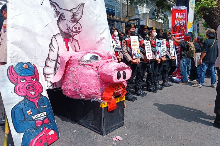 Hari Buruh di Medan, Massa Bawa Patung Babi ke DPRD Sumut, Ini Maknanya