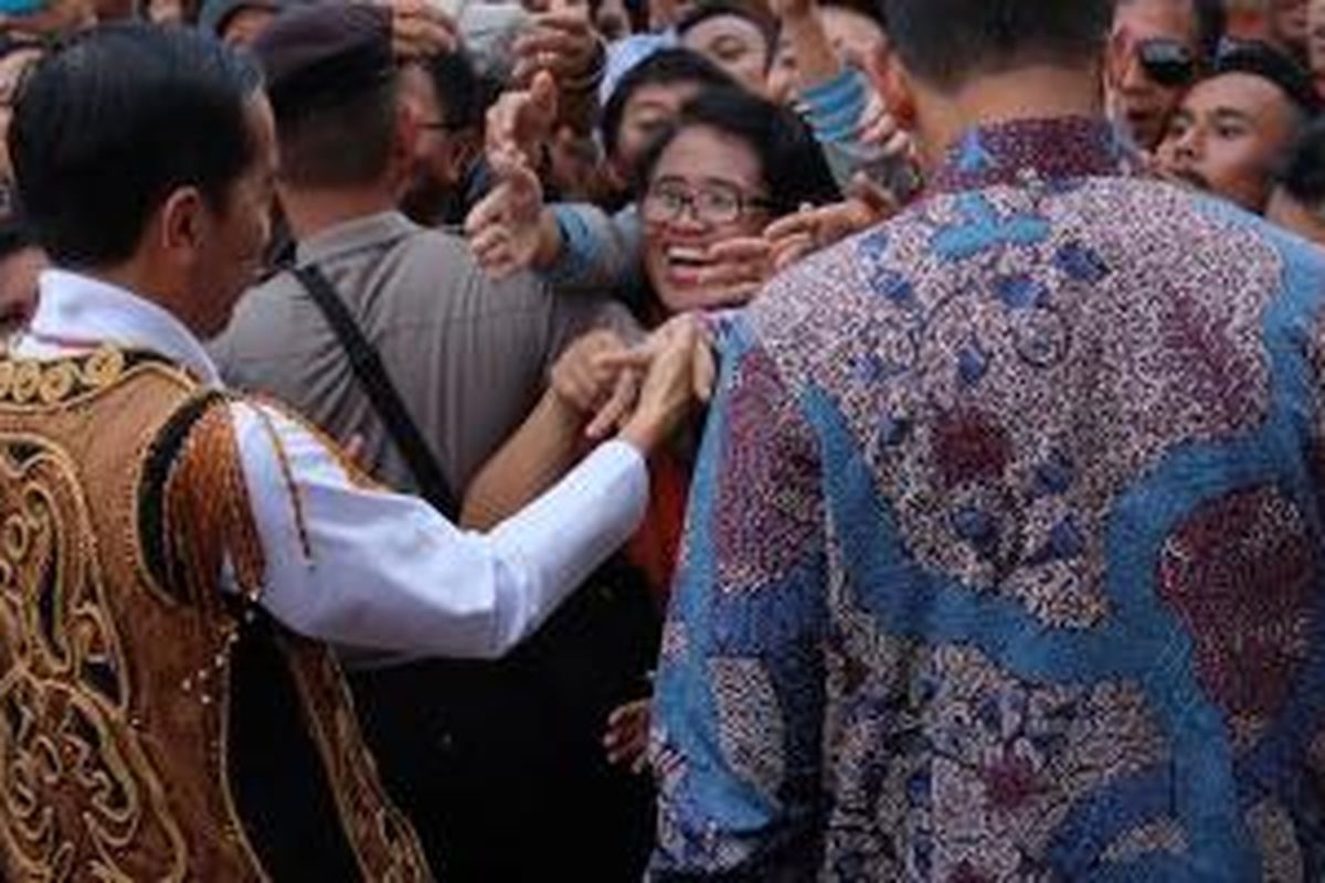 Presiden Jokowi kenakan rompi khas suku Dayak. 