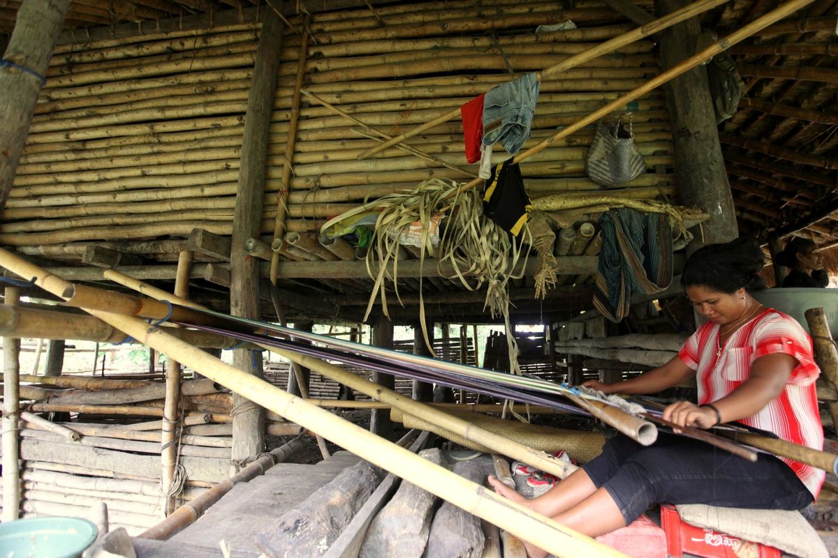 Kampung Adat Waru Wora - Menenun salah satu kegiatan perempuan di kampung adat Waru Wora, Desa Patijala Bawa, Lamboya, Kabupaten Sumba Barat Daya, Nusa Tenggara Timur, Senin (20/3). Kampung adat Waru Wora, salah satu lokasi eko wisata yang mendapat pendampingan dari Blue Carbon Consorsium untuk pemberdayaan masyarakat dan memelihara kearifan lokal.

Kompas/Lucky Pransiska (UKI)
20-03-2017