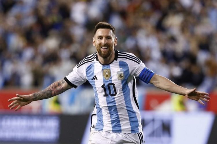 Kapten timnas Argentina, Lionel Messi, merayakan golnya pada laga uji coba FIFA Matchday kontra Jamaika yang berlangsung di Red Bull Arena, New Jersey, Amerika Serikat, Rabu (28/9/2022) pagi WIB. Artikel ini berisi jadwal siaran langsung Argentina vs Arab Saudi di Piala Dunia 2022.