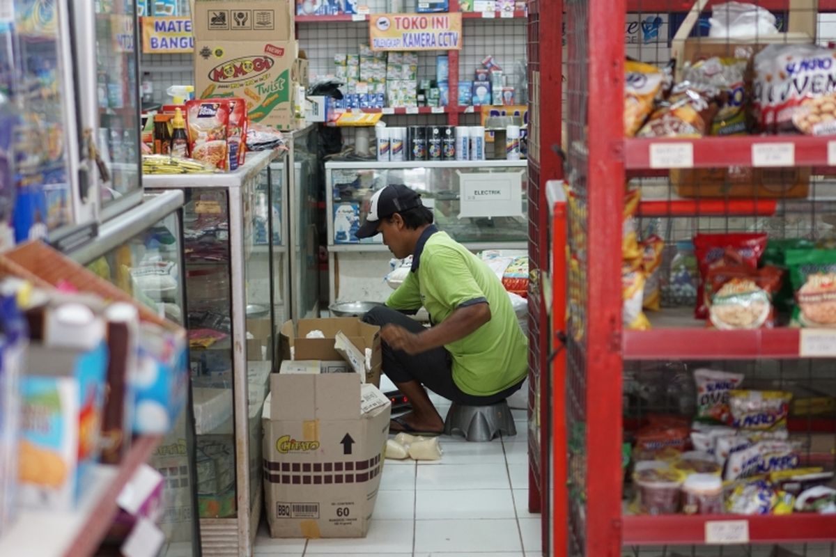 Toko-toko kelontong di Indonesia perlahan berbenah, menyongsong arus perubahan di tengah era modernisasi
