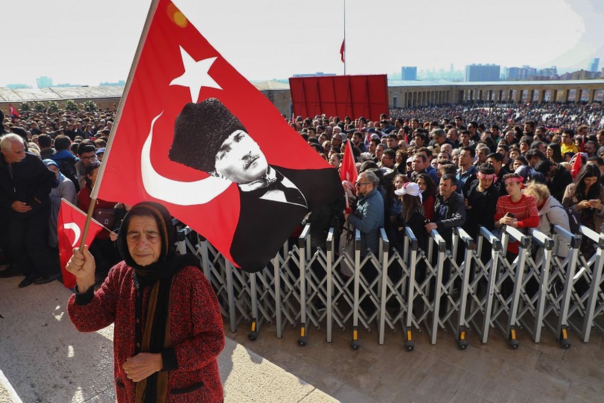 Rakyat Turki berkumpul di Anitkabir, musoleum Mustafa Kemal Ataturk, di Ankara, Sabtu (10/11/2018), memperingati 80 tahun wafatnya sang pendiri Republik Turki itu.