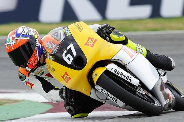 Pebalap Italia, Luca Marini, memacu motornya pada sesi latihan bebas GP San Marino di Sirkuit Misano, Jumat (13/9/2013). Marini adalah adik tiri Valentino Rossi dan turun di balapan ini dengan fasilitas wild card.