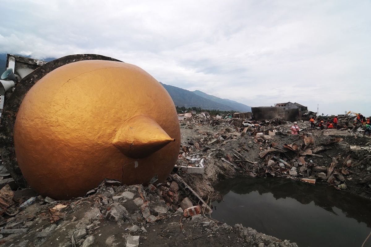 Sejumlah personel Tim SAR menggali reruntuhan bangunan dan rumah untuk menemukan korban di lokasi likuifaksi Balaroa Palu, Sulawesi Tengah, Kamis (11/10). Memasuki hari ke-14 pascagempa, tsunami dan likuifaksi di Palu, Donggala, dan Sigi, pemerintah menghentikan proses evakuasi korban, sedangkan tanggap darurat diperpanjang hingga dua pekan kedepan. ANTARA FOTO/Basri Marzuki/ama/18