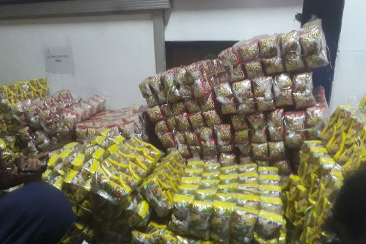 Pabrik dan gudang produk jajanan PT Usaha Sejati Jaya di Surabaya disegel polisi