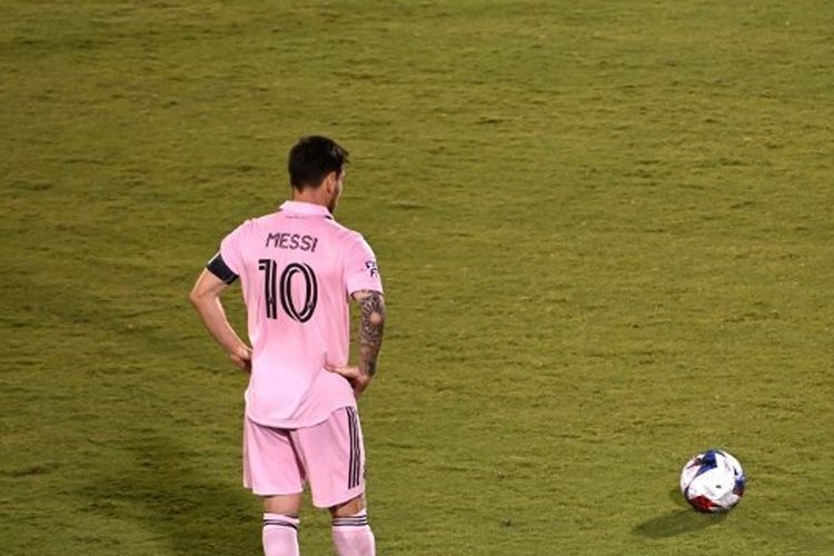 Pemain Inter Miami, Lionel Messi, bersiap untuk mengambil tendangan bebas dalam laga yang mempertemukan FC Dallas vs Inter Miami di Toyota Stadium pada 6 Agustus 2023. Logan Riely/Getty Images/AFP (Foto oleh Logan Riely / GETTY IMAGES NORTH AMERICA / Getty Images via AFP)