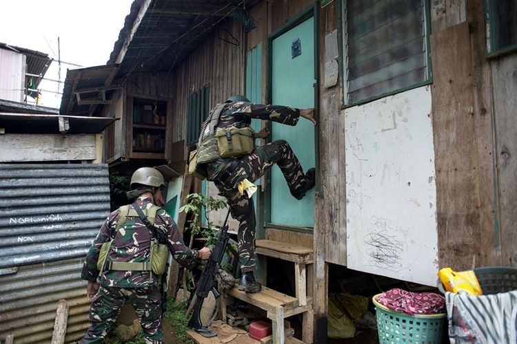 Tentara Filipina melakukan penggeledahan dari rumah ke rumah untuk mencari anggota kelompok millitan Maute di kota Marawi.