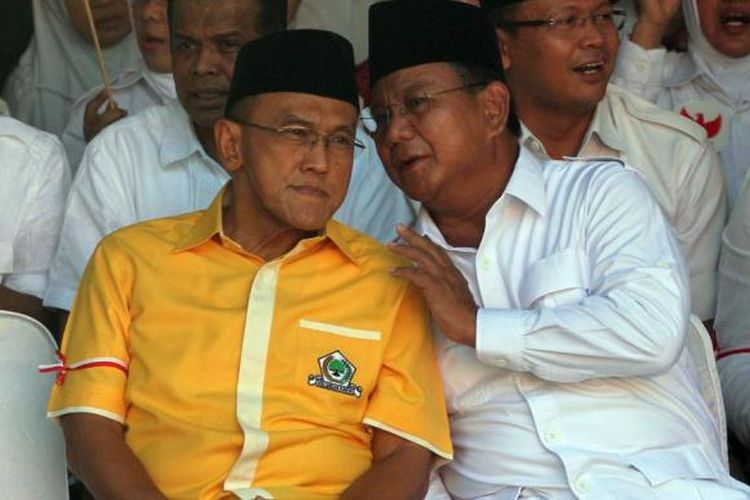 Ketua Umum Partai Gerindra Prabowo Subianto berbincang dengan Ketua Umum Golkar Aburizal Bakrie (kiri)