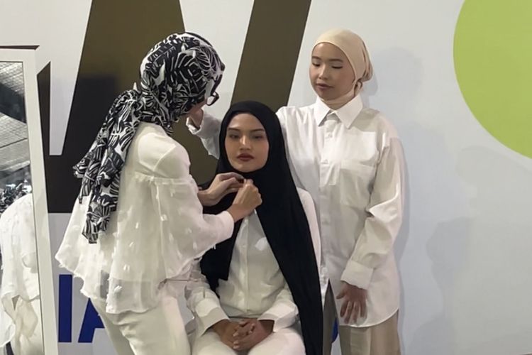 2. Kaitkan bagian depan hijab dengan peniti atau magnet