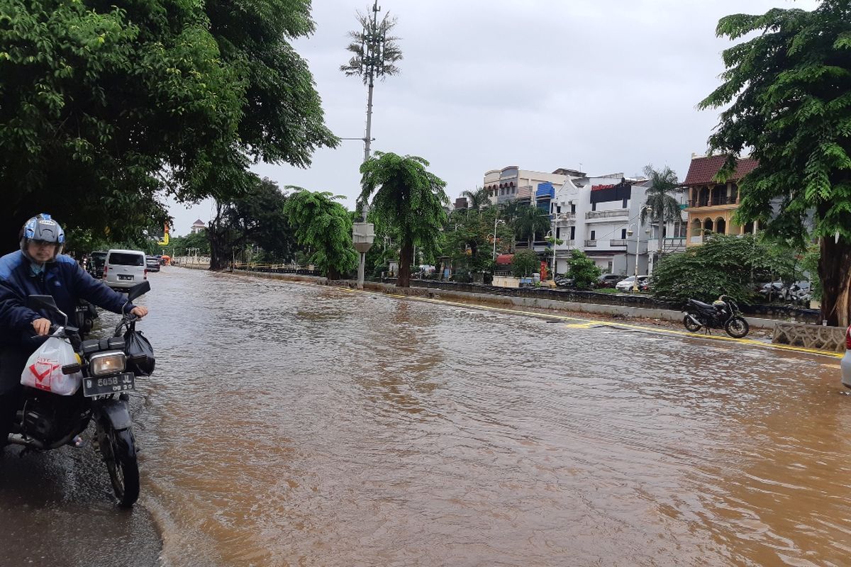 Jalan Raya Gading Kirana, Jakarta Utara tergenang