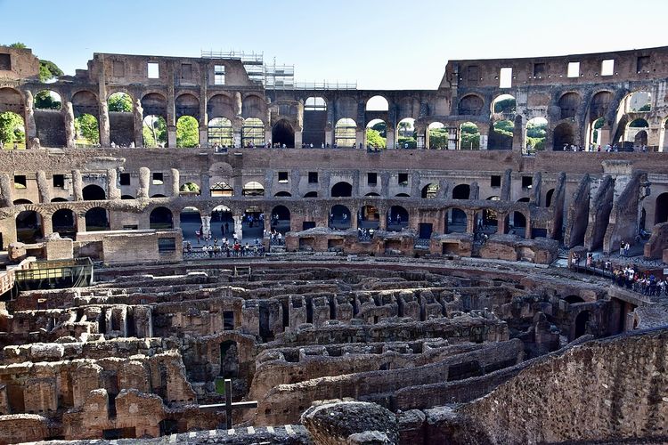 Colosseum adalah salah satu bangunan Romawi Kuno yang dibangun dengan material beton dari batu kapur yang sangat kokoh.