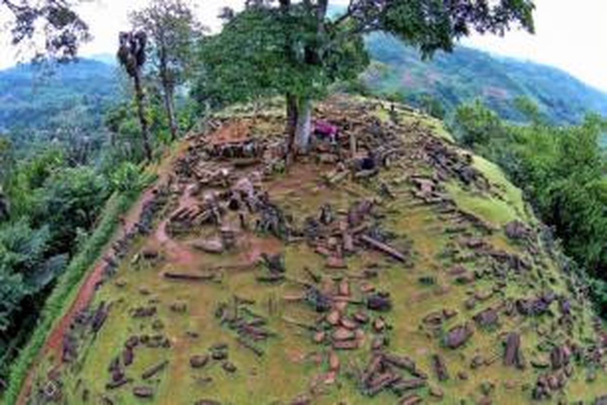 Situs megalit Gunung Padang di Desa Karyamukti, Kecamatan Campaka, Kabupaten Cianjur, Jawa Barat, 30 Mei 2014. Tim Riset Mandiri Gunung Padang mengungkapkan bahwa situs dibangun oleh empat kebudayaan berbeda, yang tertua diperkirakan mencapai umur 10.000 tahun.