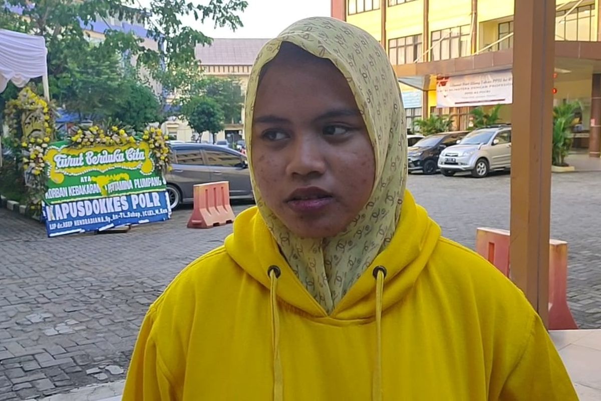 Lidya (18), anak Hanifah (50) dan adik Fahrul Hidayatullah (27), datang ke RS Polri Kramatjati, Jakarta Timur, untuk menerima kabar soal jasad ibunya yang sudah teridentifikasi di RS Polri Kramatjati, Jakarta Timur, Rabu (8/3/2023).