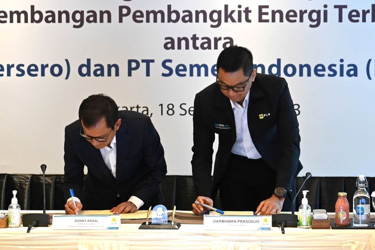 Penandatanganan MoU antara PT PLN (Persero) dan PT Semen Indonesia (Persero)