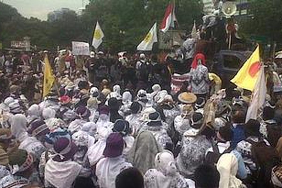 Ribuan guru honorer menggelar aksi unjuk rasa di depan Istana Negara, Jakarta, Senin (20/2/2012). Dalam aksinya, mereka menuntut Presiden RI segera menandatangani Peraturan Pemerintah Tentang Pengangkatan Guru Honorer.