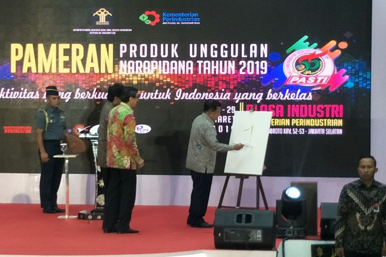 Wakil Presiden Jusuf Kalla melukiskan angka 1 saat membuka pameran produk narapidana