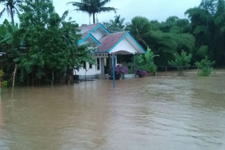 Ciaca buruk menyebabkan bencana banjir yang merendam ratusan rumah dan longsor menutup akses jalan desa di 3 desa Kecamatan Ciawi, Kabupaten Tasikmalaya, Rabu (25/11/2020).