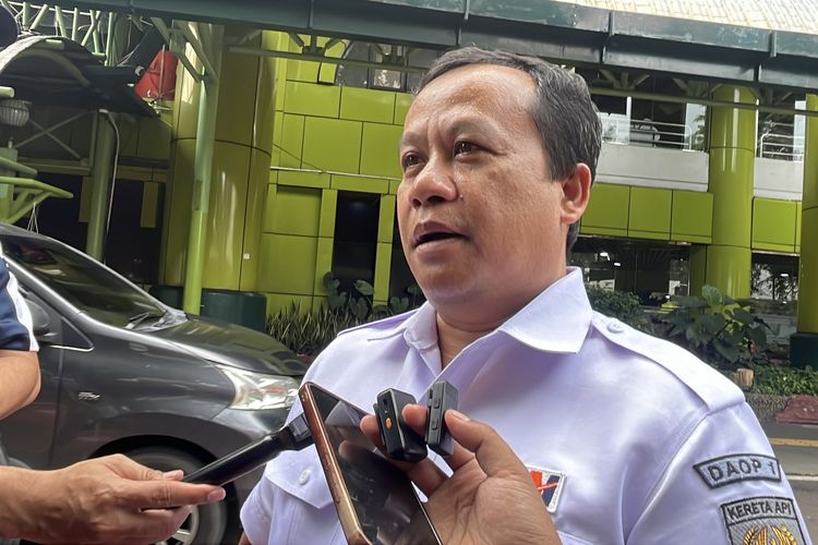 Manajer Humas KAI Daop 1 Jakarta, Franoto Wibowo saat ditemui di Stasiun Gambir, Jakarta Pusat, Minggu (18/1/2026).