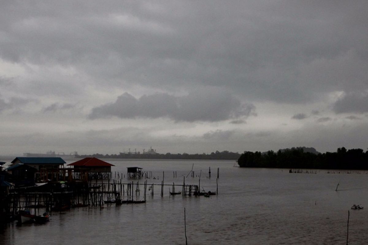 Awan hitam selimuti perairan Batam Kepulauan Riau. BMKG menghimbau agar masyarakat Kepri untuk waspada mengingat 90 persen awan cumulonimbus terjadi di perairan Kepri.