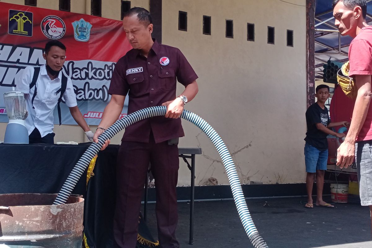 Satresnarkoba Polresta Malang Kota menggelar kegiatan pemusnahan barang bukti narkoba jenis sabu-sabu seberat 20 kilogram di Mapolresta Malang Kota pada Jumat (8/7/2022). 