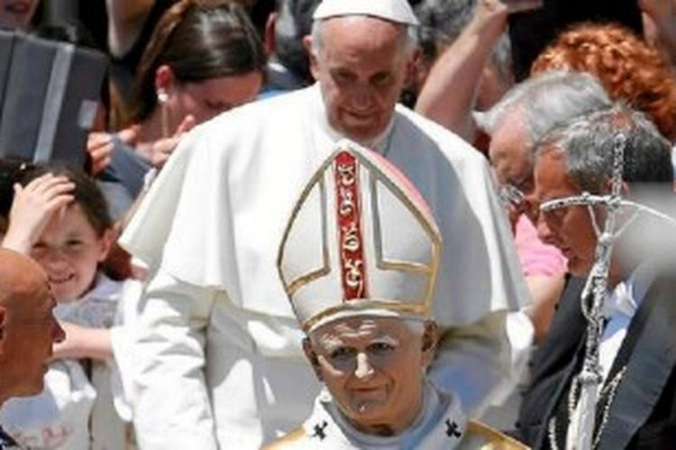 Paus Fransiskus diperlihatkan sebuah patung yang mirip dengan mendiang Paus Yohanes Paulus II dalam sebuah audiensi mingguan di Lapangan Santo Petrus di Vatikan