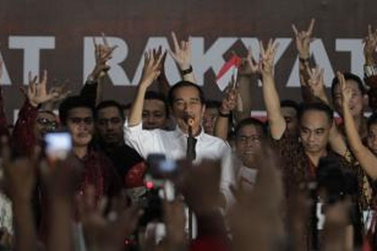 Presiden terpilih Joko Widodo menyampaikan pidato saat peringatan kemenangan rakyat dan syukuran tumpeng setinggi tujuh meter di Tugu Proklamasi, Jakarta, Rabu (23/7/2014). Pasangan Jokowi-JK akhirnya memenangkan Pilpres 2014 dengan persentase 53,15 persen, mengungguli pasangan Prabowo-Hatta dengan perolehan suara sebanyak 46,85 persen.