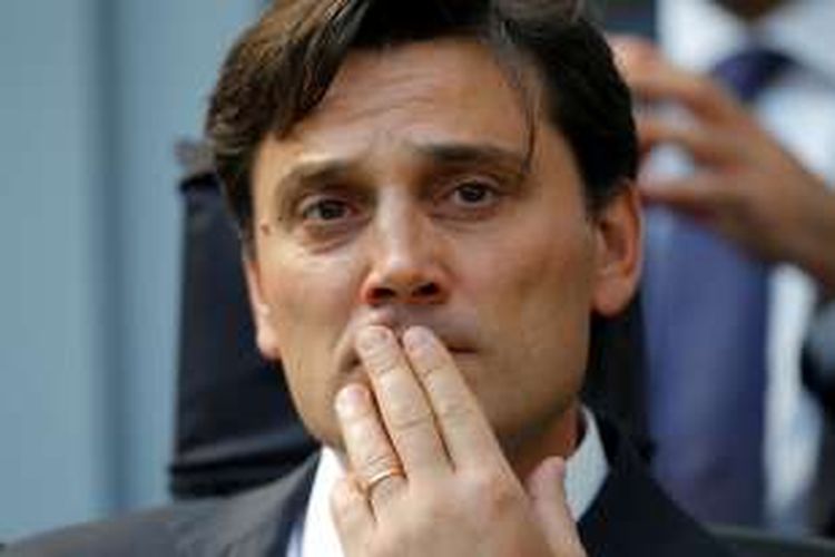 Pelatih AC Milan, Vicenzo Montella, menyaksikan permainan anak asuhnya melawan Udinese pada pertandingan lanjutan Serie A di San Siro, Minggu (11/9/2016). 